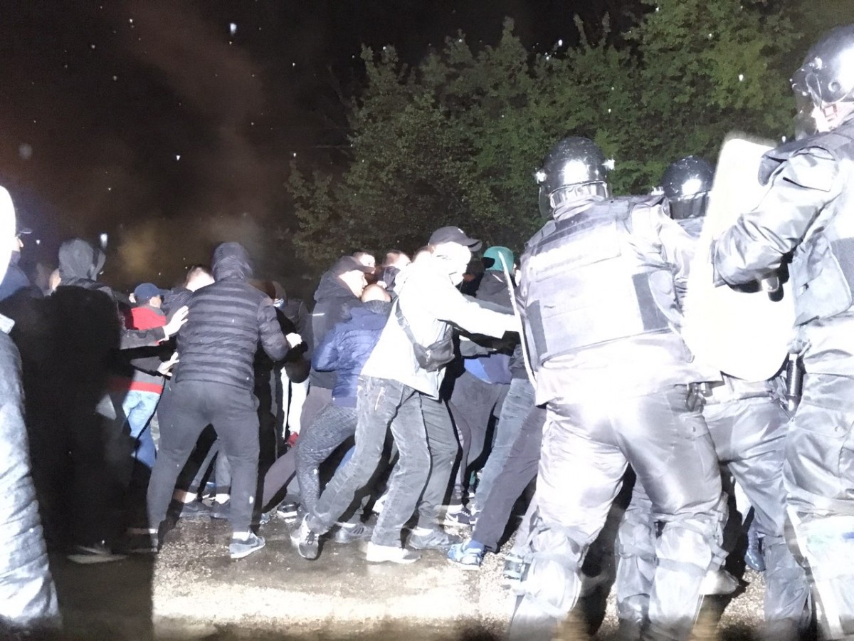 Габрово е под полицейска блокада, сблъсъци между полицията и протестиращите