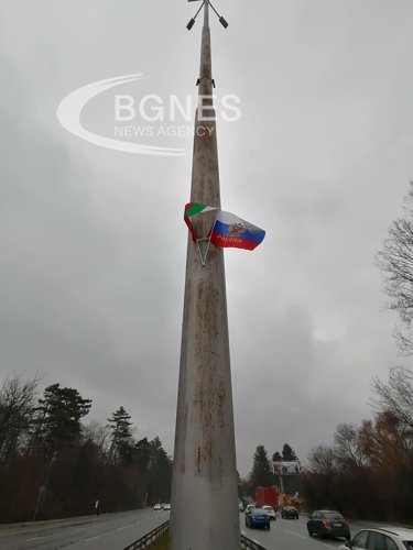 Столична община отстранява поставени руски знамена на "Цариградско шосе"