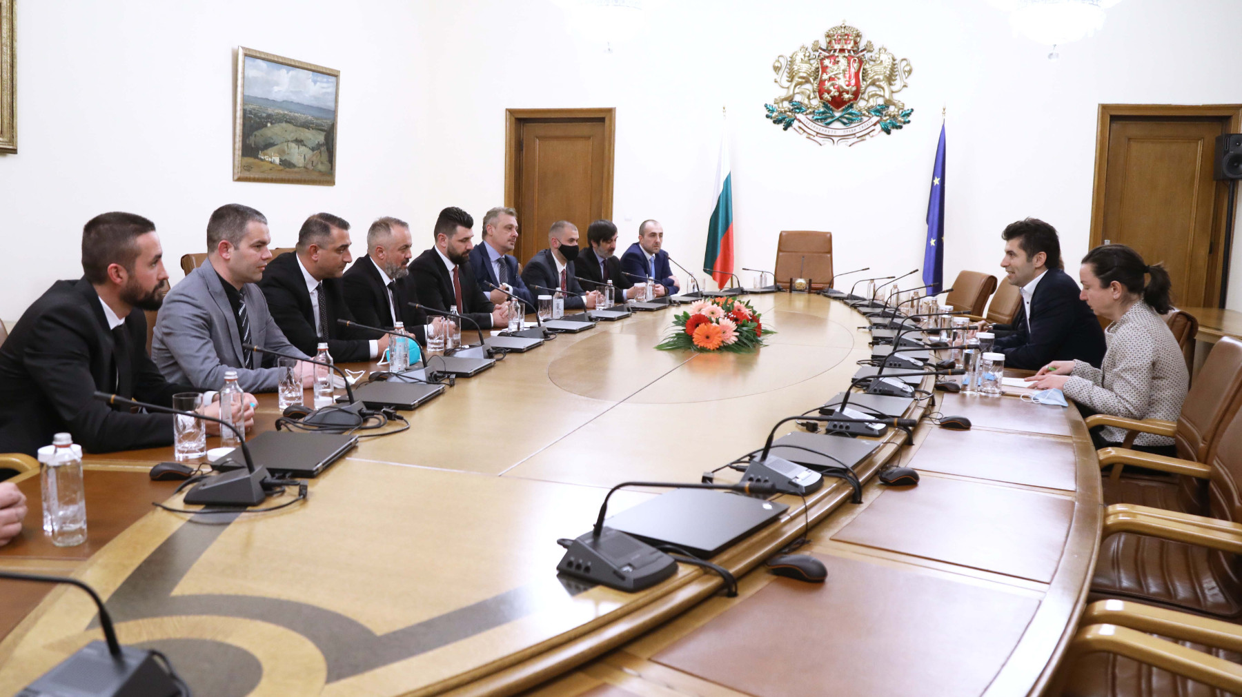 За Кирил Петков правата на българите в РСМ, промяната на учебниците и премахването на езика на омразата са ключът за вдигане на ветото
