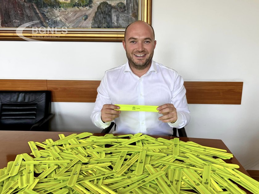 Всички първокласници ще получат 14 000 светлоотразителни гривни