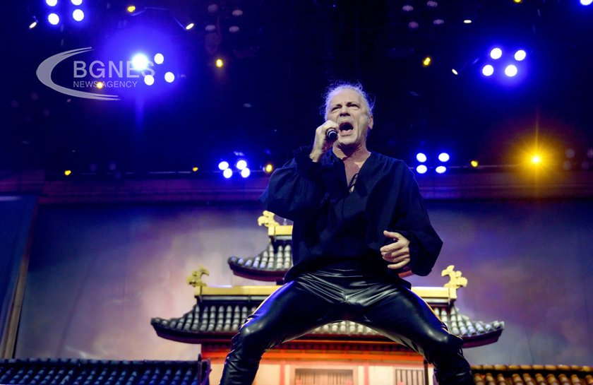 Фронтменът на Iron Maiden Брус Дикинсън се ожени за фитнес инструкторка