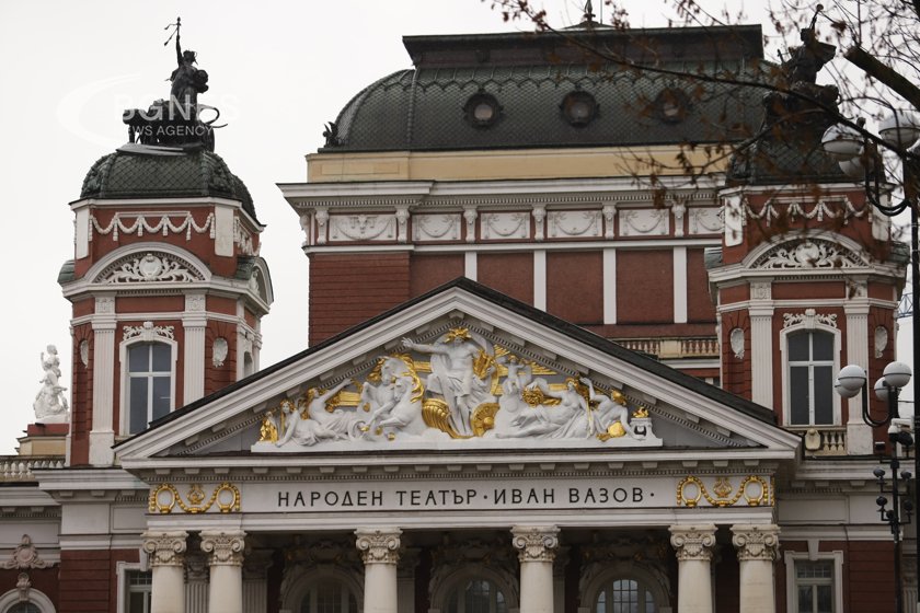 В навечерието на Новата 2024 година Народният театър с 3 представления