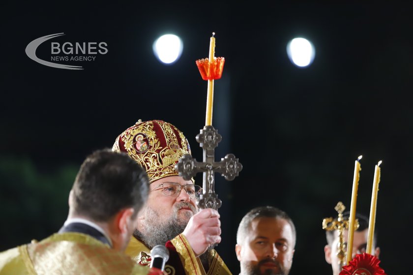 Празнично богослужение в храм-паметника "Св. Александър Невски" възвести Христовото Възкресение