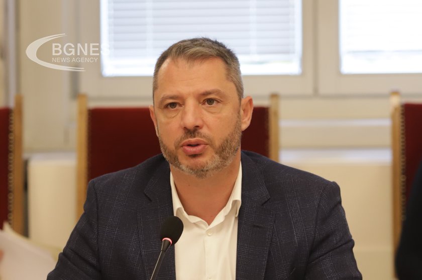 Делян Добрев: Дерогацията да падне по най-бързия начин, Денков помага на “Лукойл”  