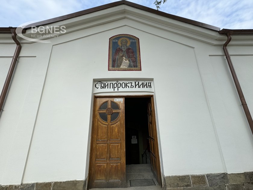 Храмът "Св. Пророк Илия“ има иконостас - шедьовър на дърворезбеното изкуство