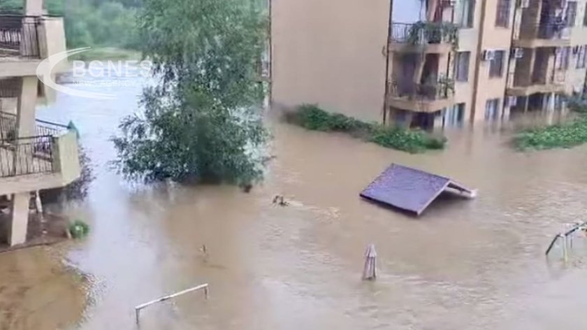 Кметът на Царево: Морето изхвърли тяло на мъж, издирват се две жени