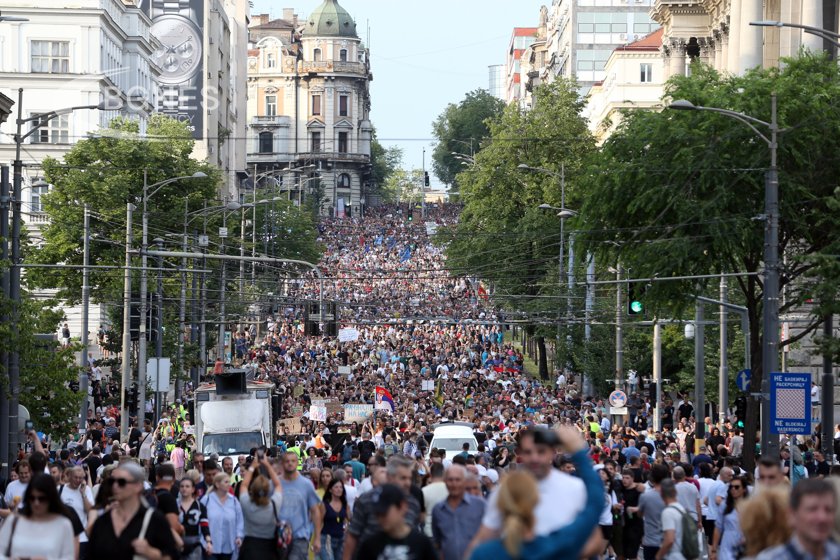 Многохилядни протести се проведоха в цяла Сърбия