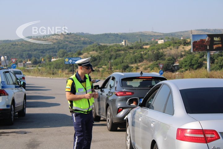 Спецакция на АМ „Струма“, проверяват леки и товарни автомобили