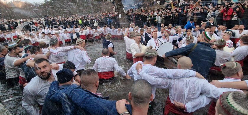 Традиционното мъжко хоро нагази във водите на Тунджа в Калофер