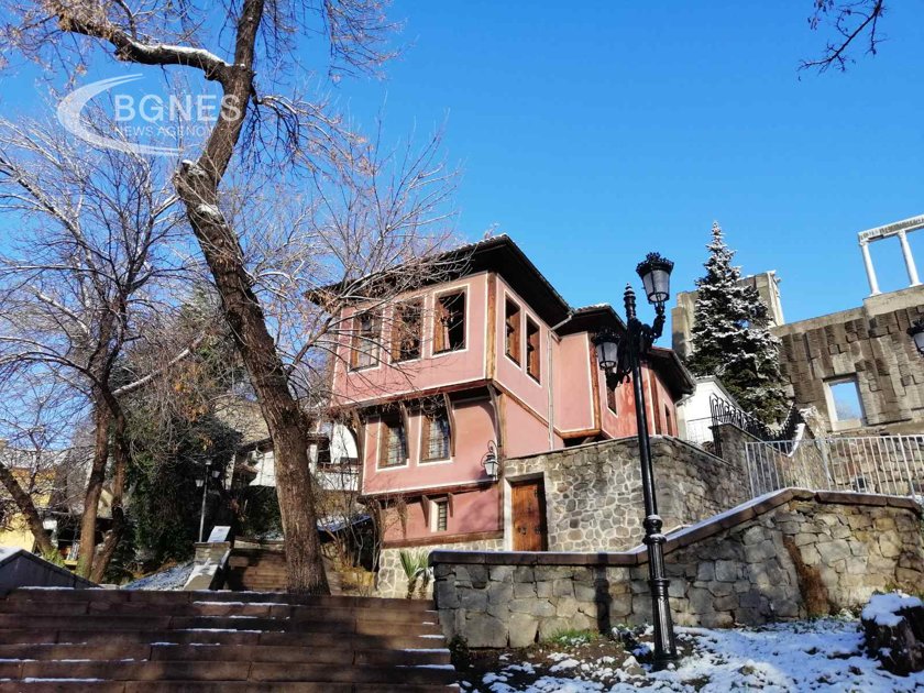 Късо съединение вероятна причина за пожара в Пампоровата къща