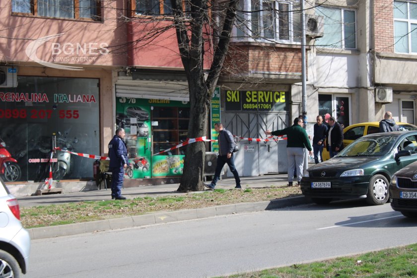 Маскирани и въоръжени мъже са ограбили заложната къща в Благоевград