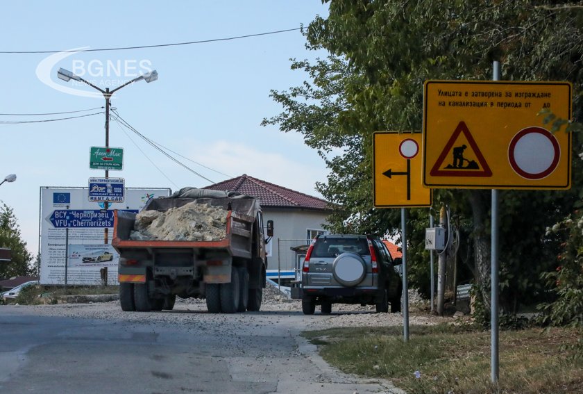 Варненският свободен университет е блокиран от пътни ремонти в началото на академичната година