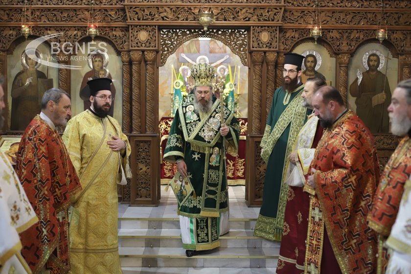 Миряни продължават да се молят за здравето на Патриарх Неофит