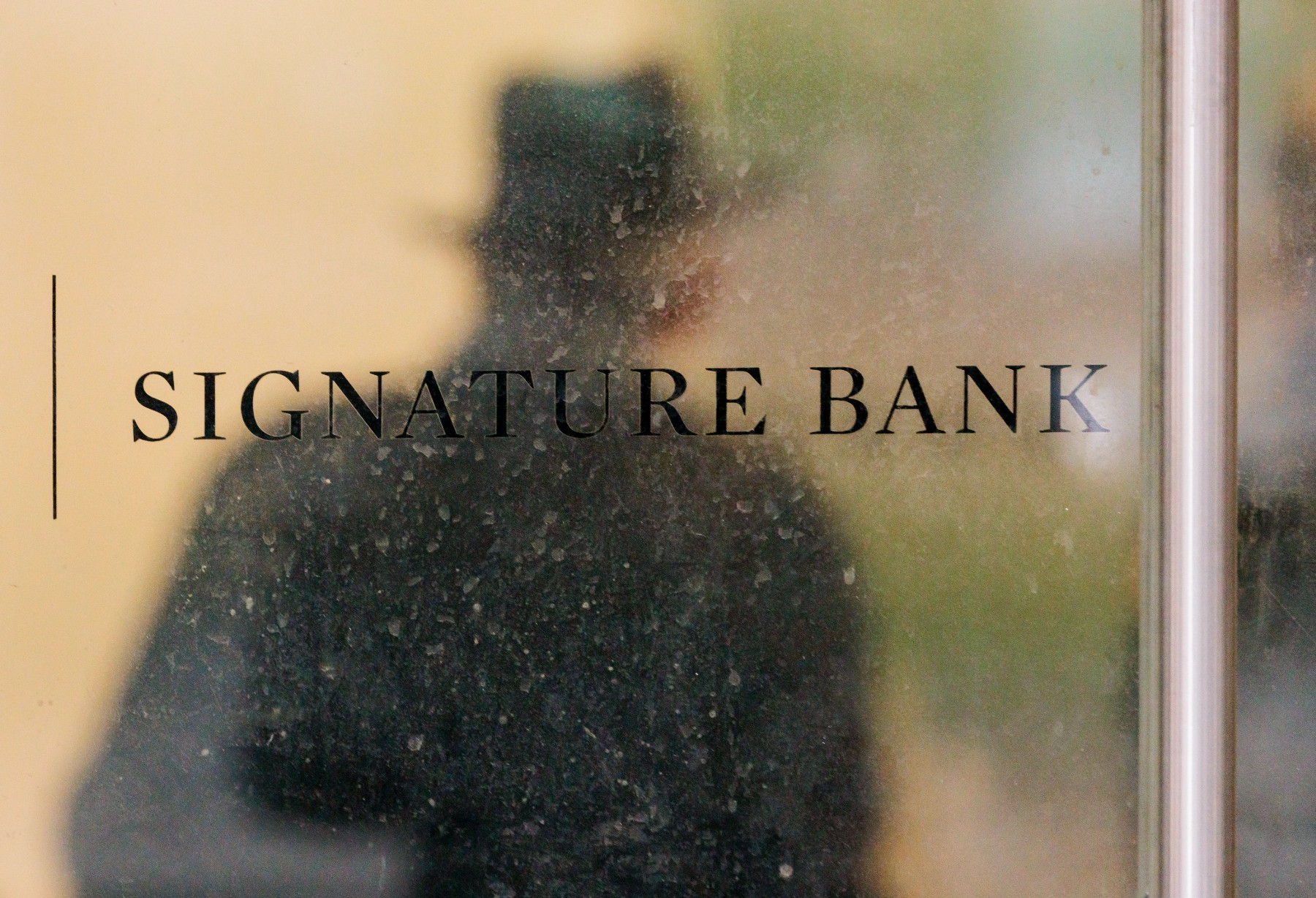 New York Community Bank купува фалиралата Signature Bank
