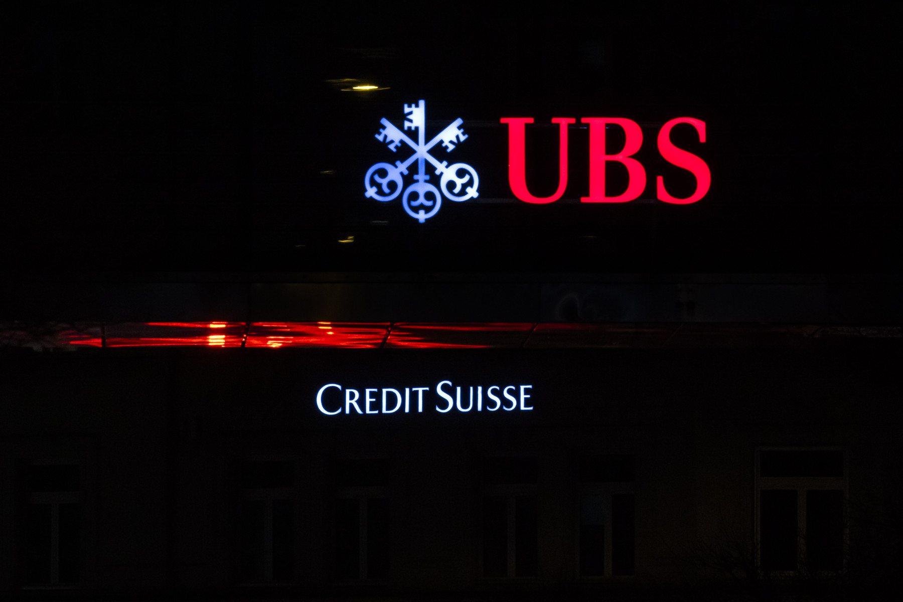 Банка UBS води преговори за придобиване на Credit Suisse