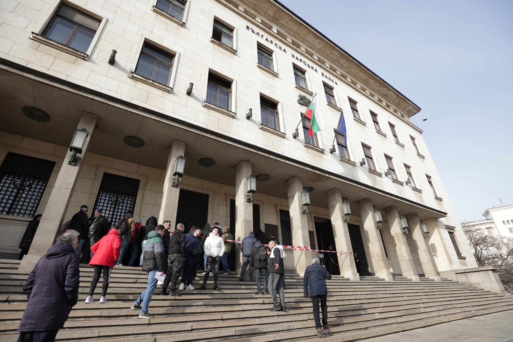 Дълга опашка пред БНБ заради 100-годишния юбилей на БОК