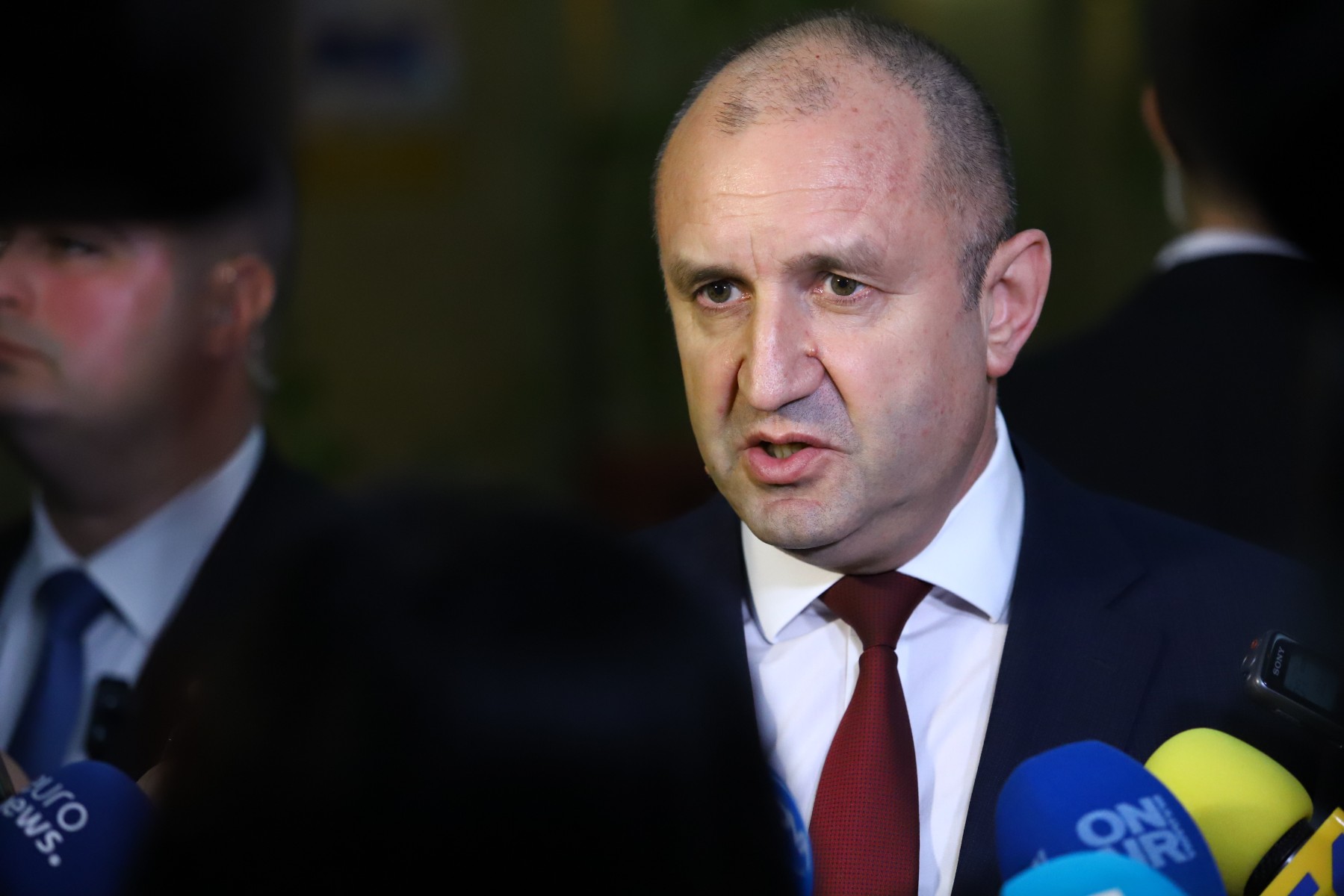 Президентът Радев се гневи на журналисти заради двуличието си