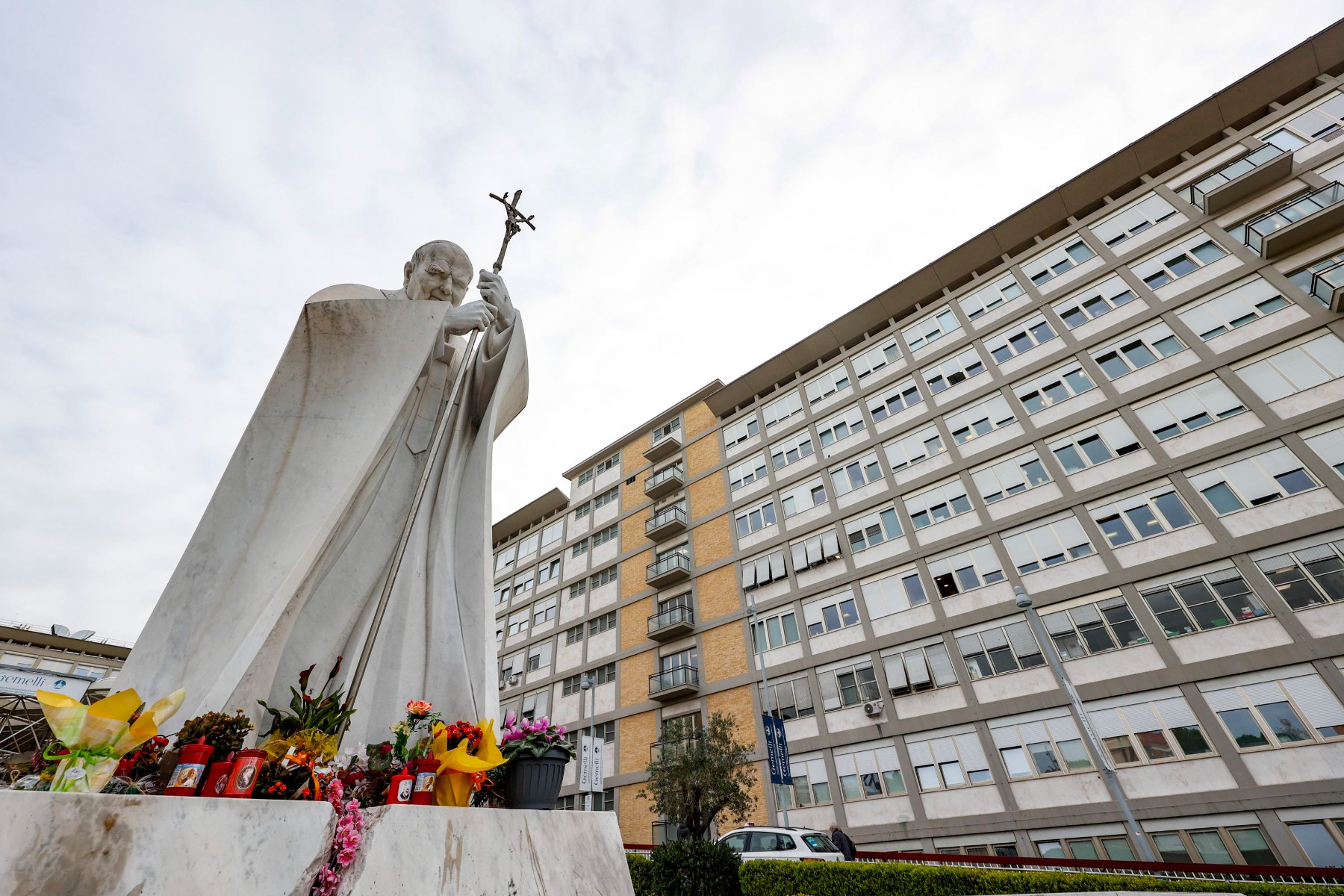Състоянието на папа Франциск се подобрява