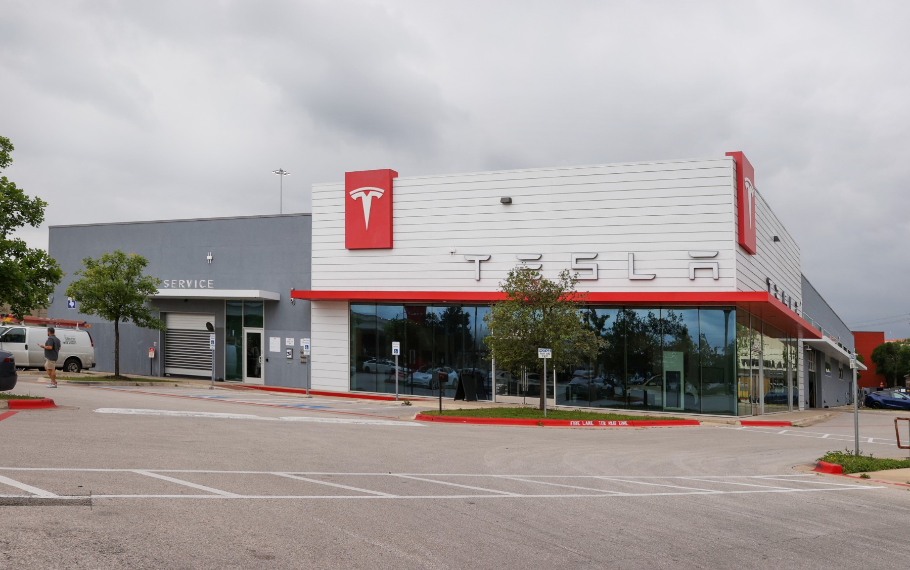 Печалбите на "Tesla" спадат заради по-ниските цени на автомобилите
