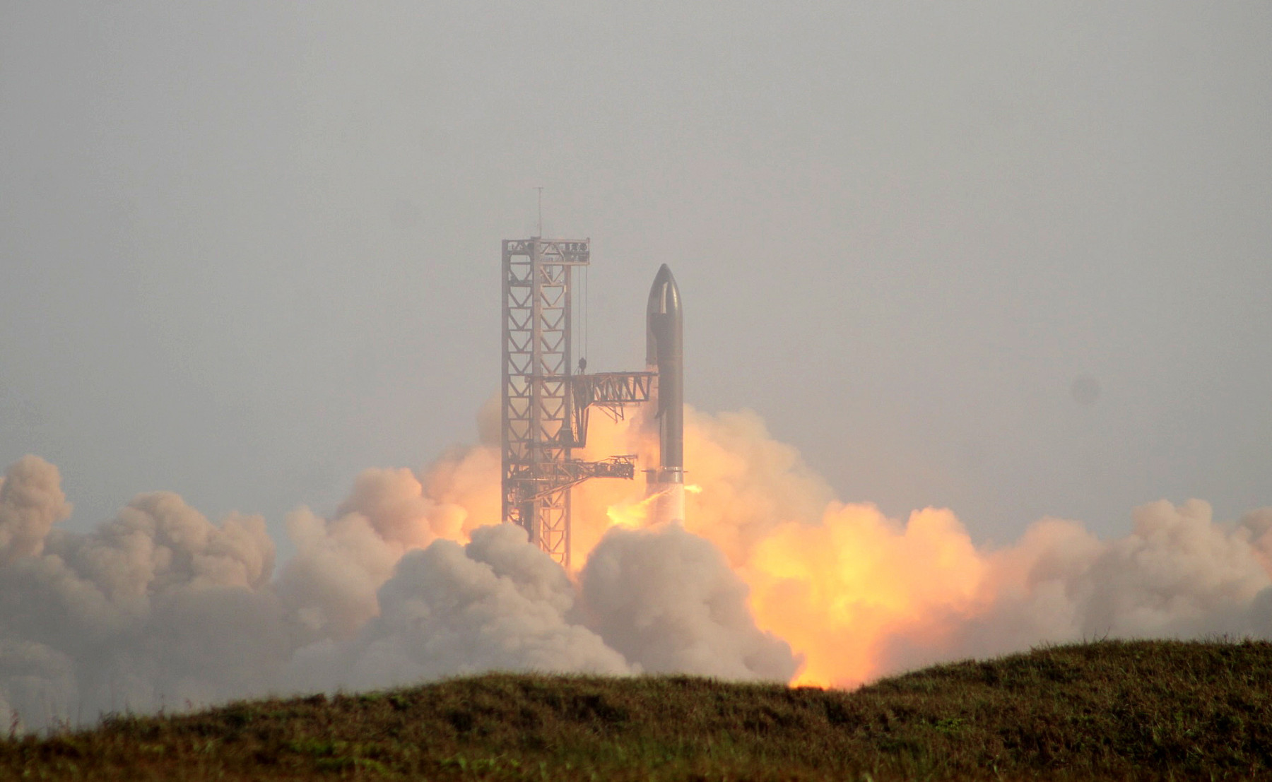 „SpaceX“ отмени изстрелването на „Falcon Heavy“ минута преди старта
