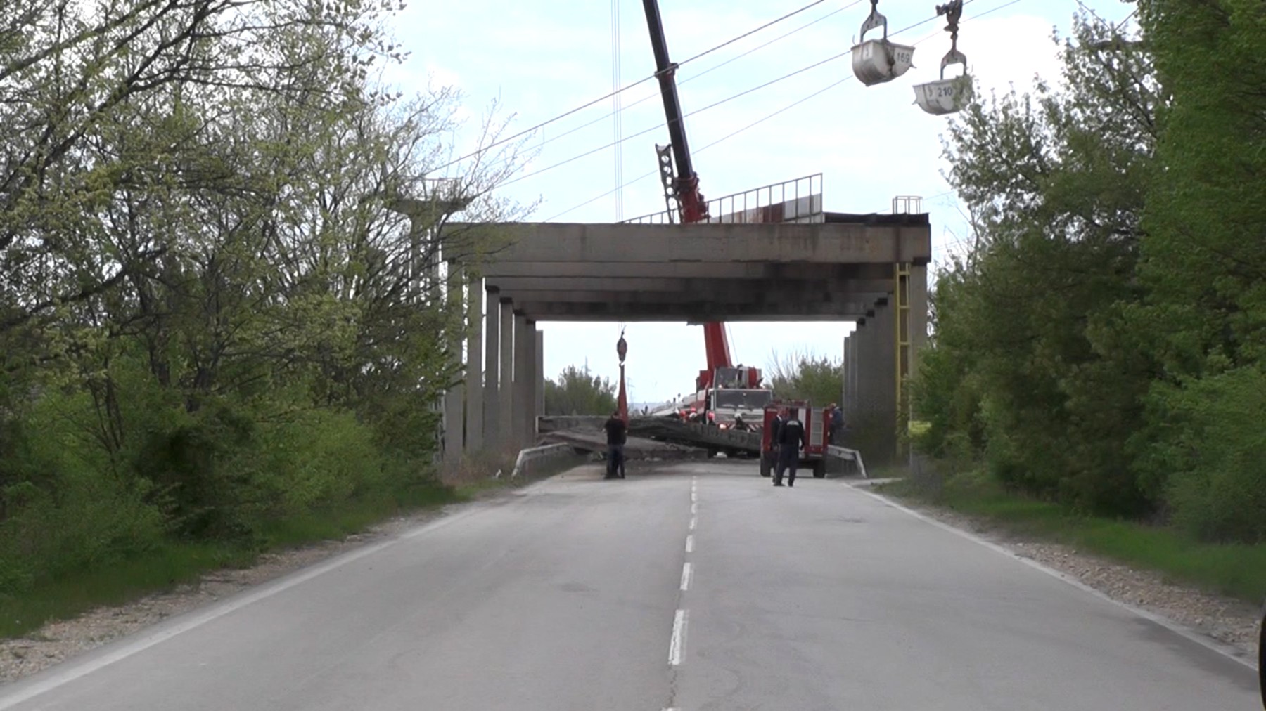 Камион събори мостово съоръжение върху автомобил с две жени вътре
