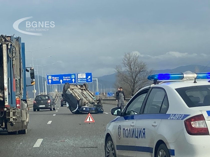 Автомобил се обърна по таван на околовръстното на София до отбивката за „Обеля“