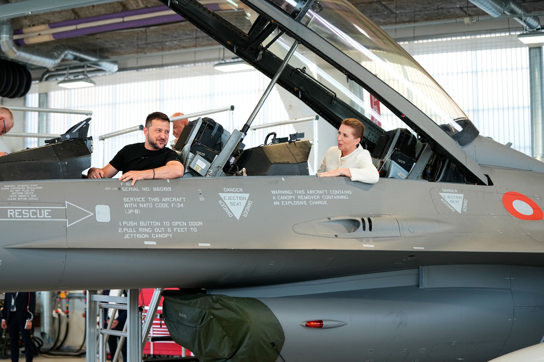 Зеленски инспектира F-16 в Нидерландия