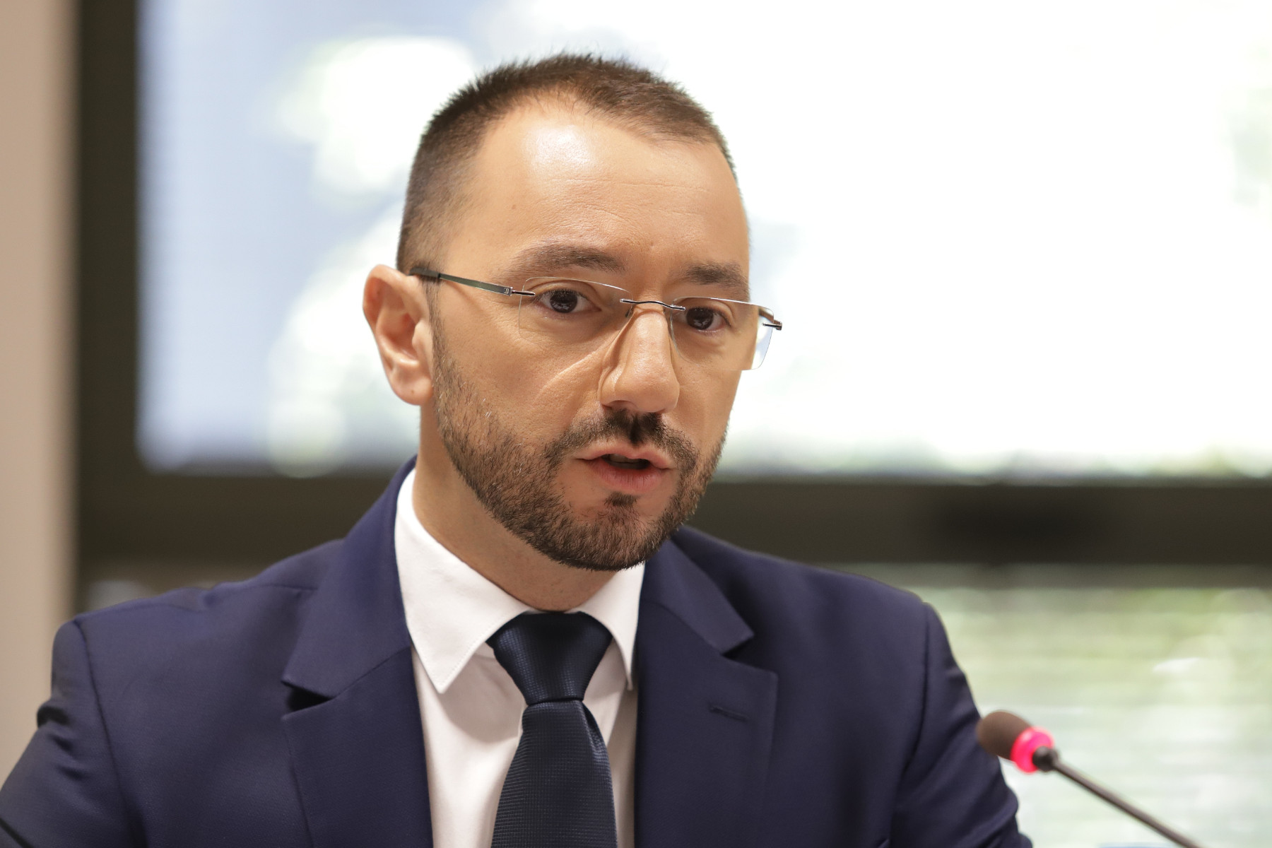 Антон Хекимян: Ще вдигнем с 50% заплатите на непедагогическия персонал и медицинските сестри в учебните заведения