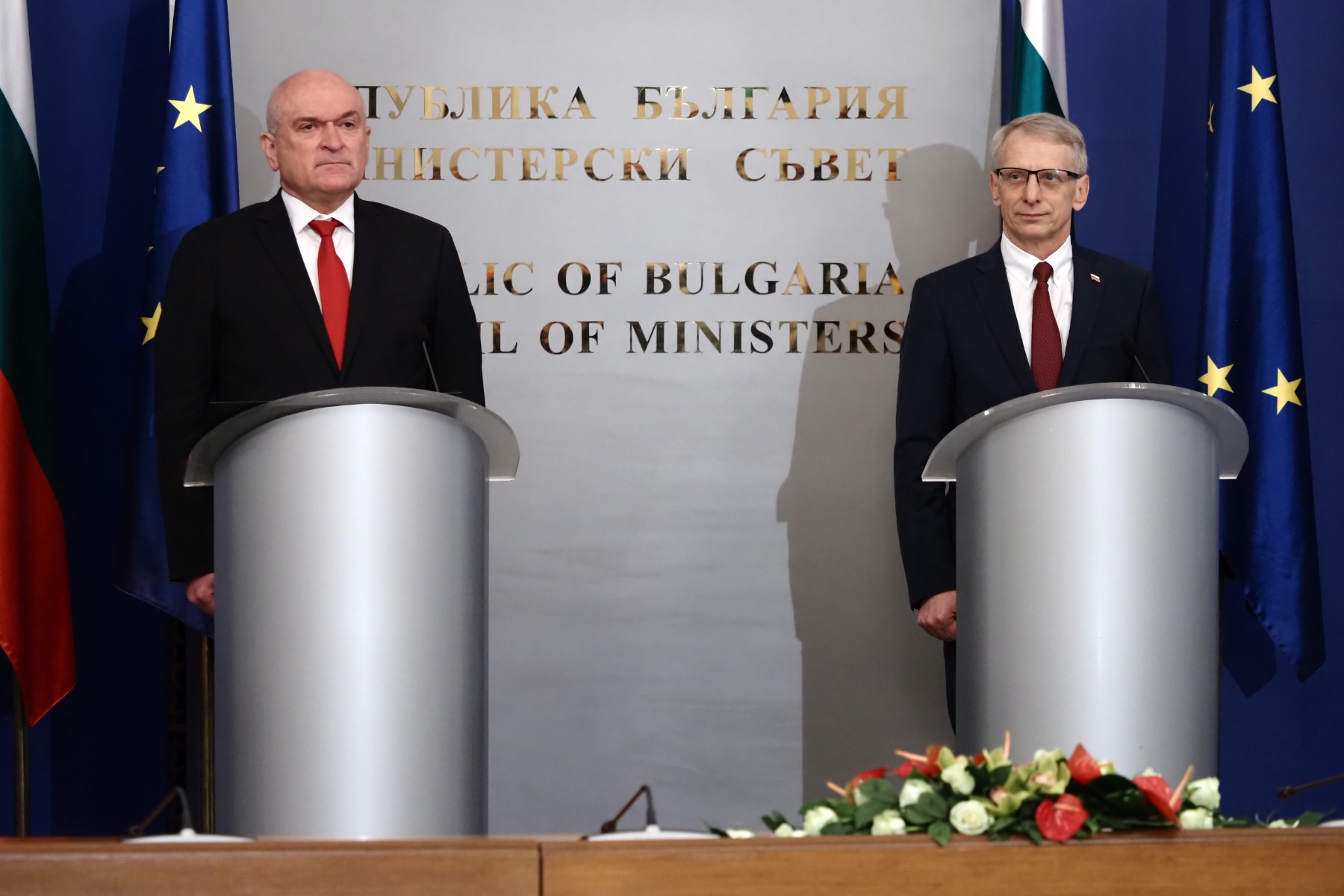 Денков предаде властта на Главчев