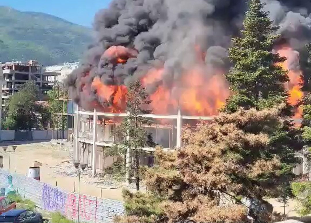 Овладян е пожарът в "Универсална зала" в Скопие