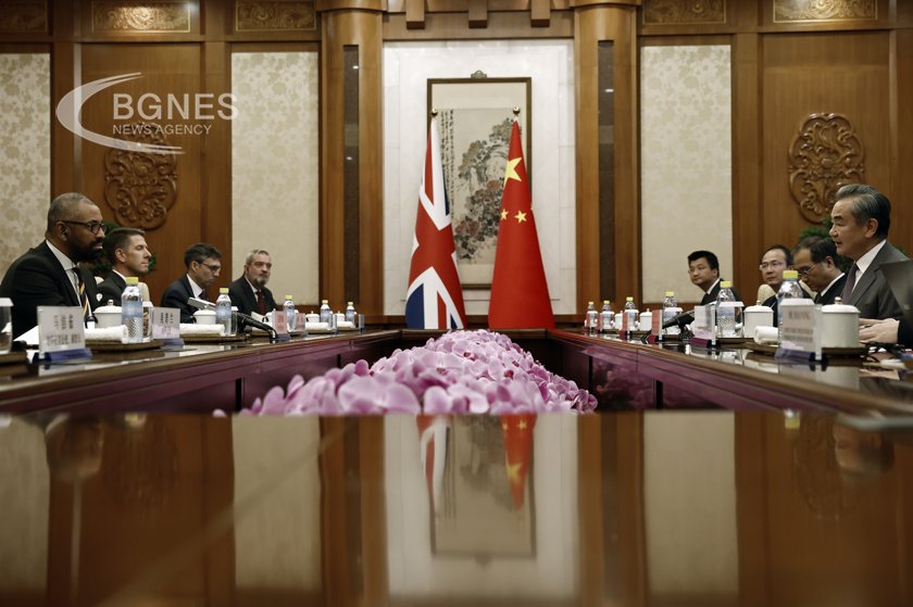 Външните министри на Китай и Великобритания обсъдиха заздравяване на отношенията