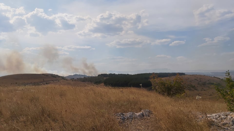 Военните на помощ за потушаването на пожарите в Хасковско