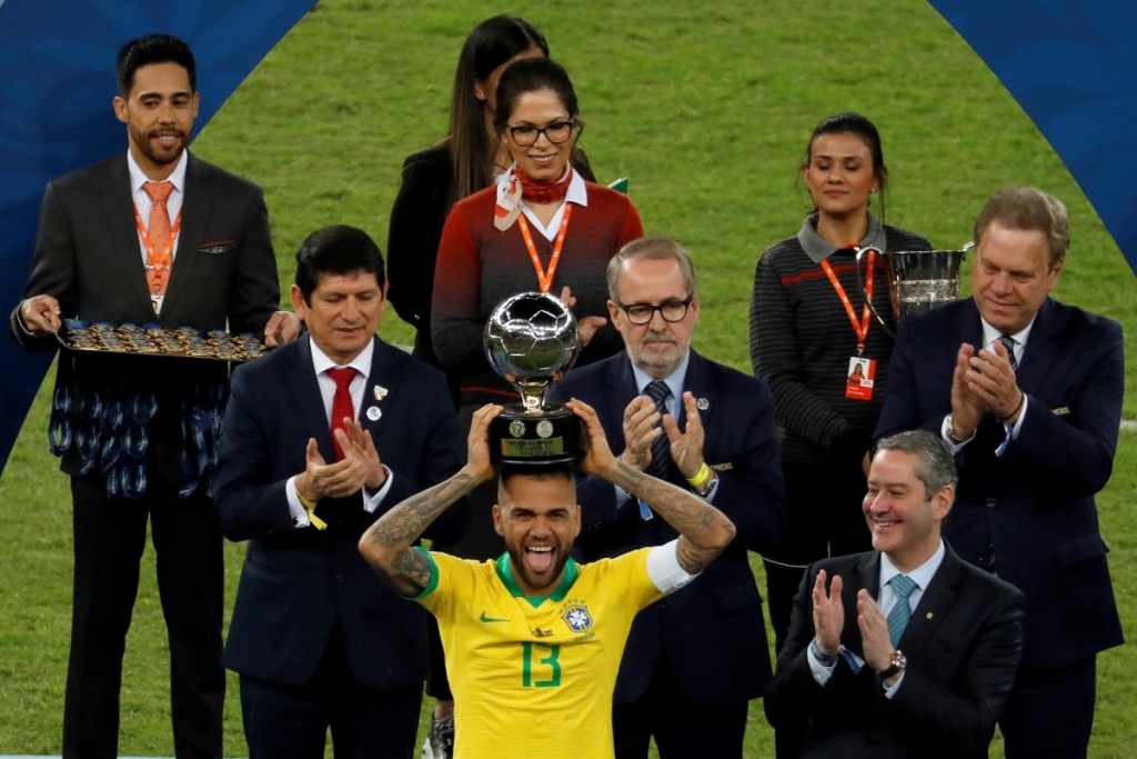 Дани Алвес е най-добър играч на турнира Копа Америка 2019