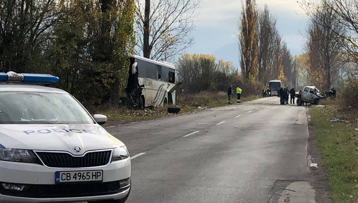 Трима загинаха при челен удар на автобус и джип