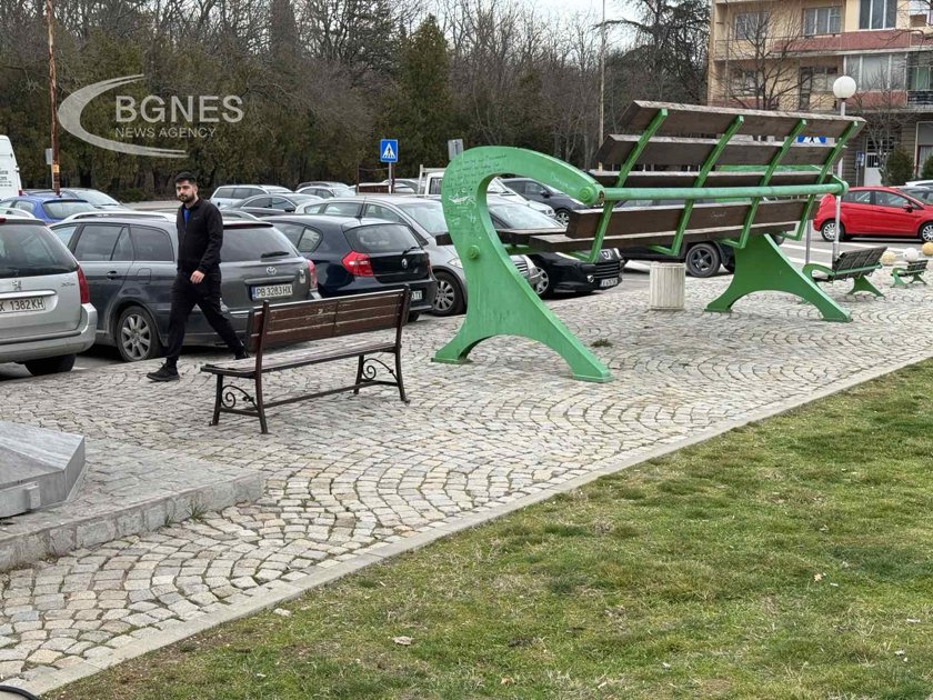 Най-голямата пейка в България се намира в ... Димитровград