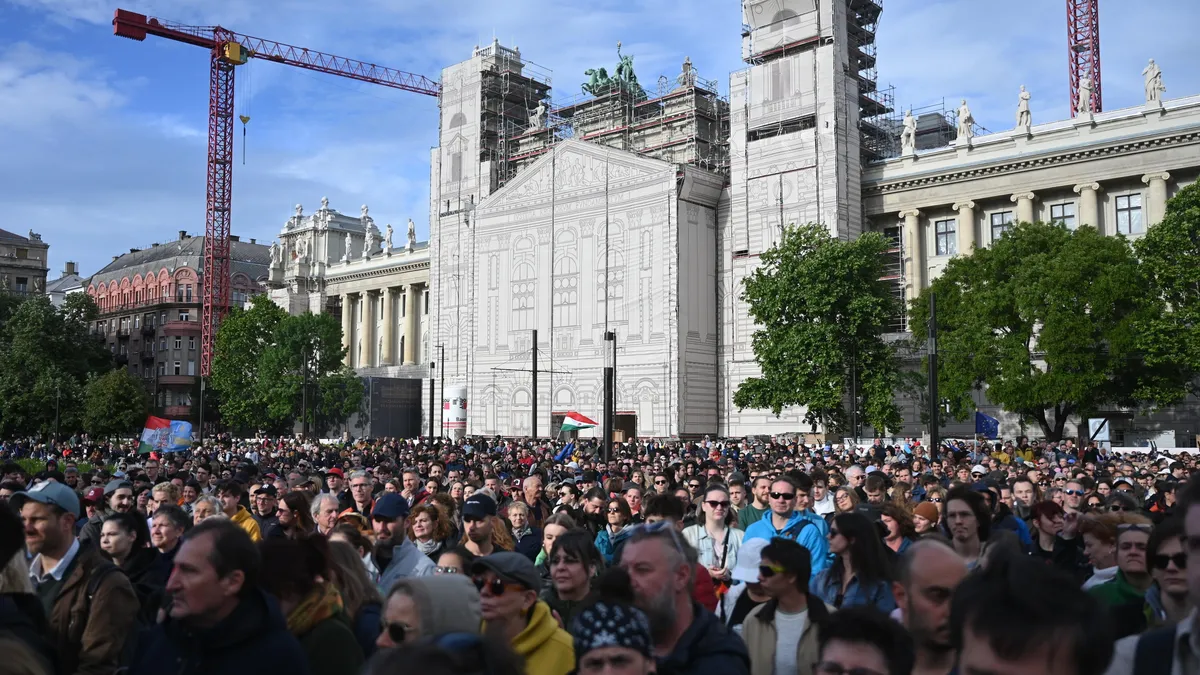 15 000 на протест срещу Орбан, сред тях писатели, журналисти, актьори и музиканти