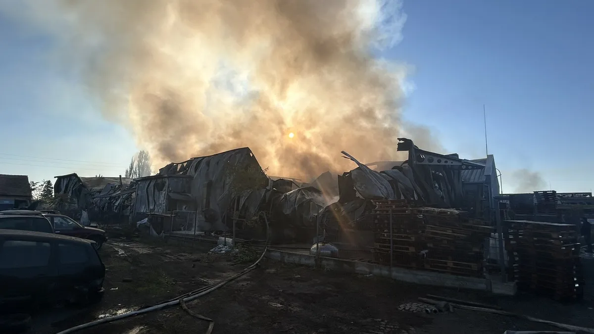 1500 квадрата е "изял" пожарът в Карнобат, тръгнал от машина за пържен фъстък