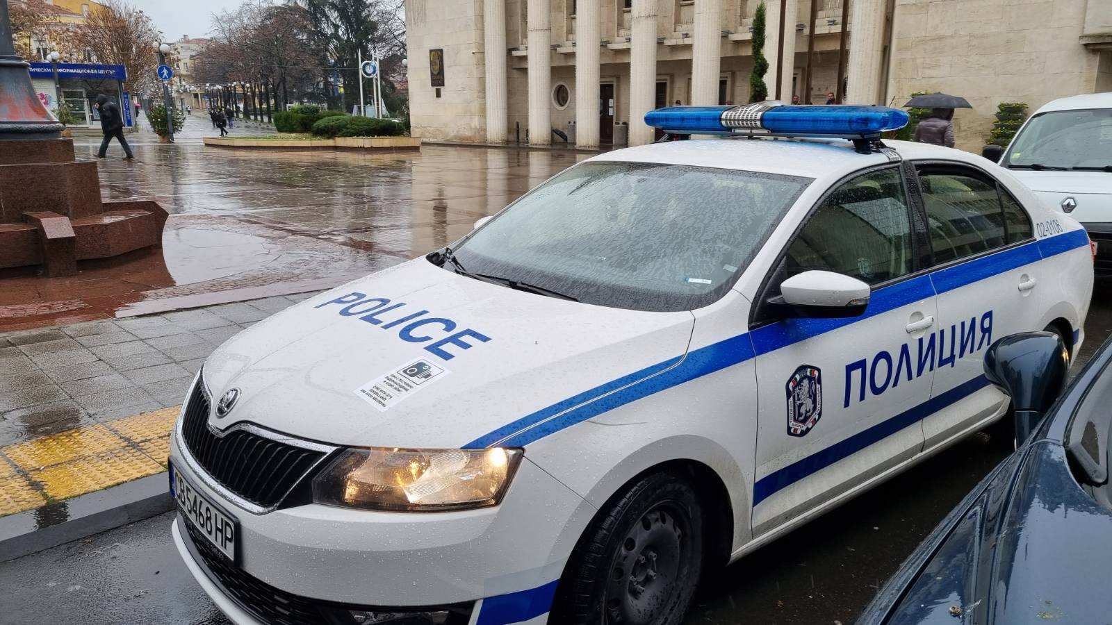 Полиция влезе в община Бургас