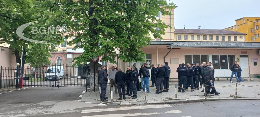 Надзиратели и служители в затворите излязоха на протест в София