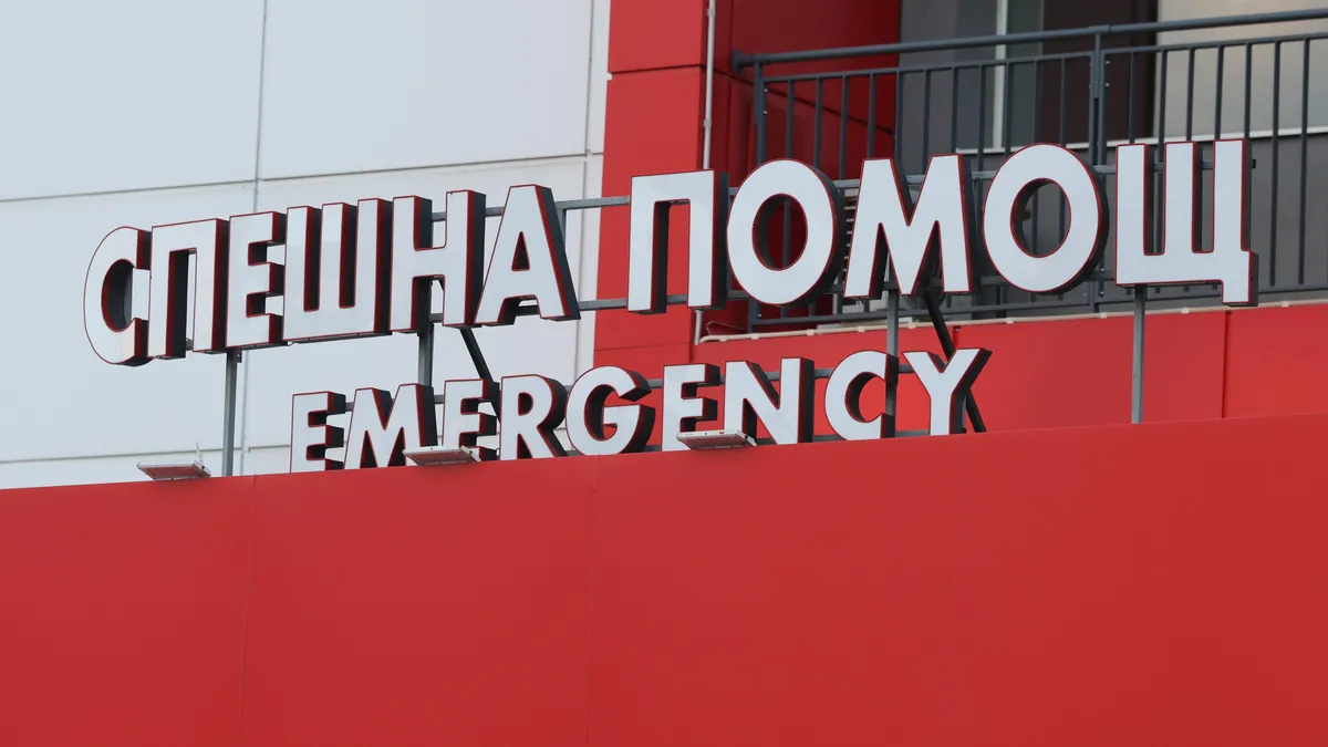 18-годишно момиче, пострадало тежко при катастрофата с автобуса в София, остава на апаратно дишане след операция в "Пирогов"