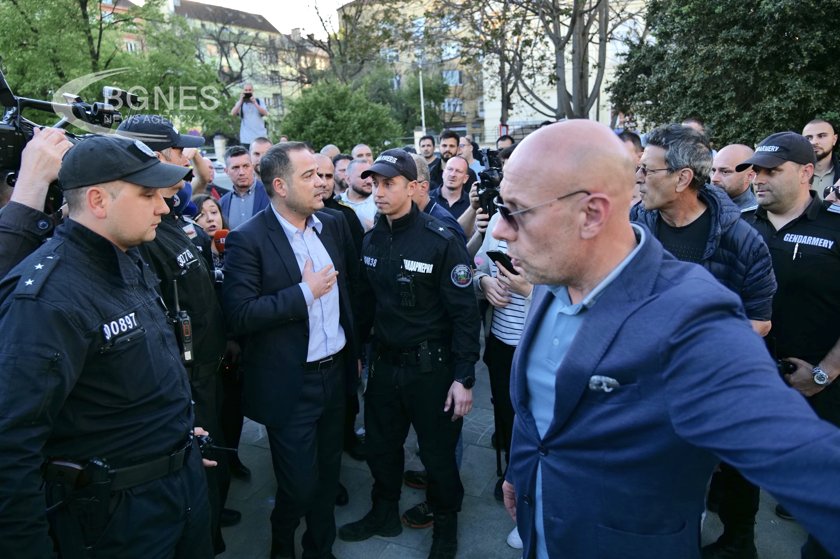 Протести пред МВР – с искане за оставка на Калин Стоянов и в негова защита
