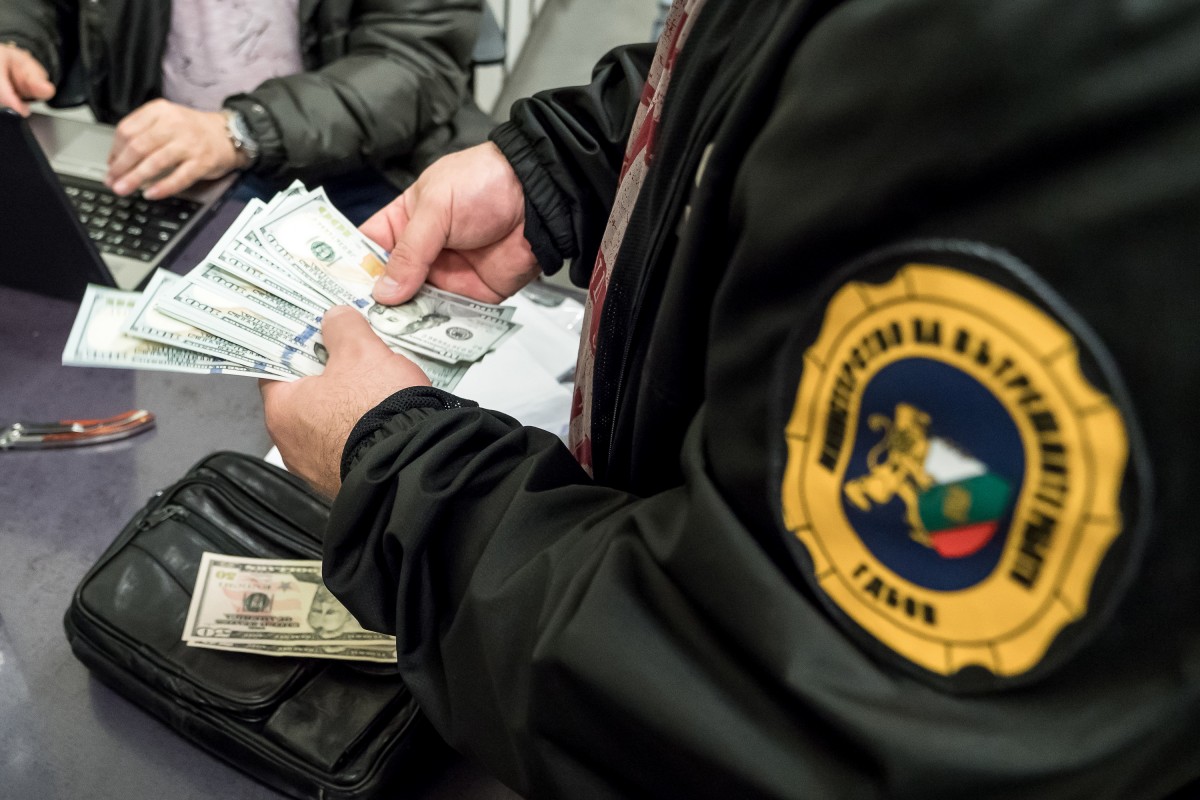 Дадоха на съд фалшификаторите на евро и долари от Слънчев бряг