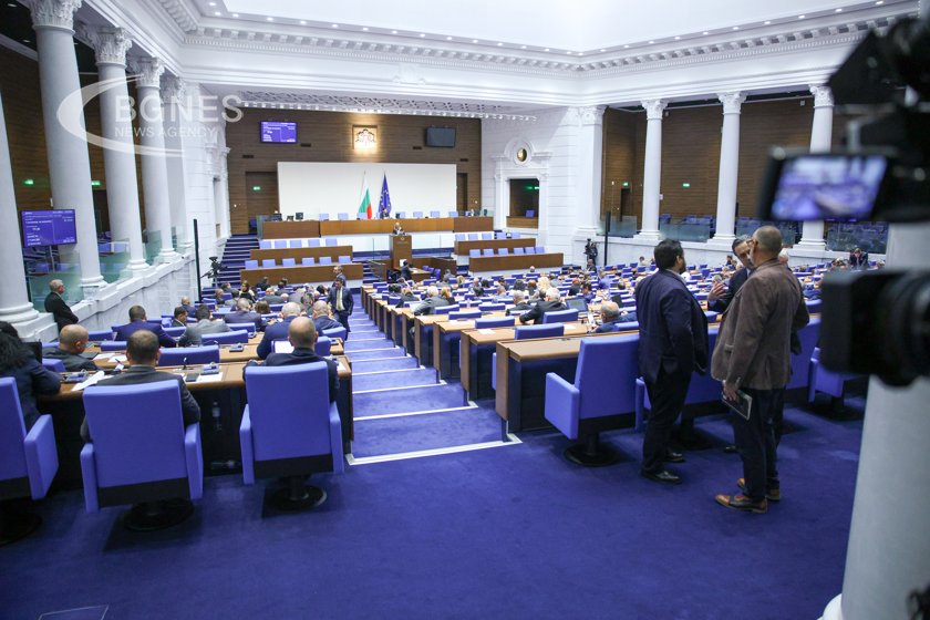 Депутатите обсъждат тримата кандидати за конституционни съдии