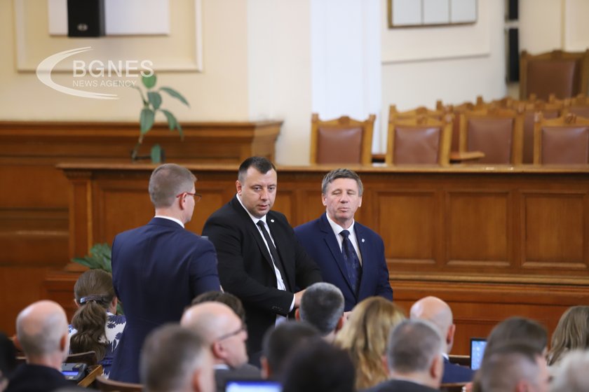 Депутатите в ожесточен спор за еднократната помощ от 300 лв. за ученици
