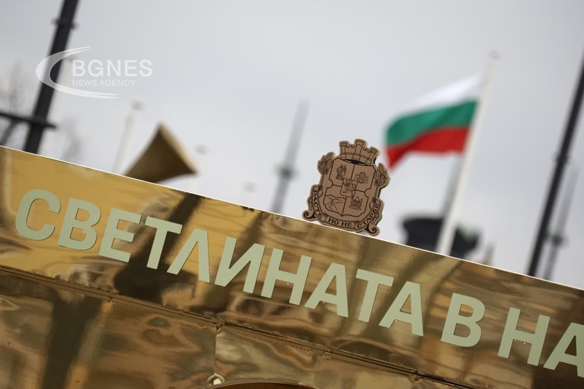 Фото, моля: С килим или без килим, коледната арка на София привлече вниманието
