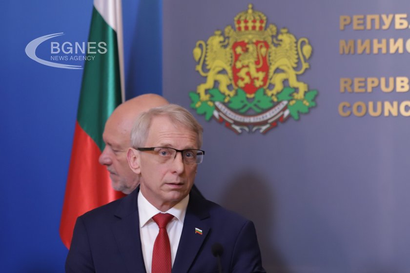 Депутатите изслушват Денков и Тагарев