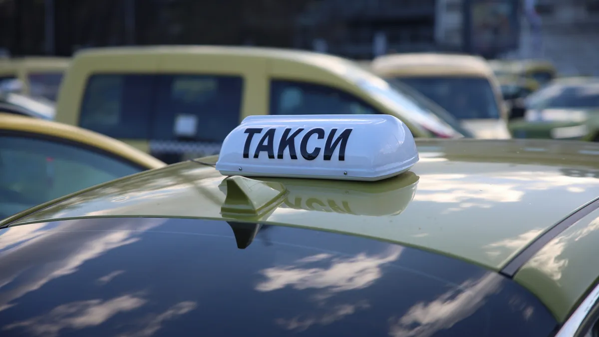 20 души налетяха да бият шофьор на такси, не искали да плащат сметката