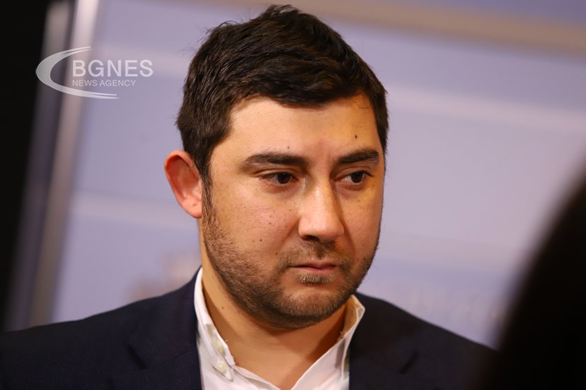 Карлос Контрера: Необходими са пари за училища и градини, а не за прайд