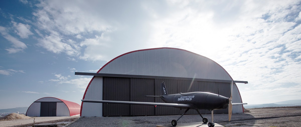 "Черният лебед" - дронът куриер на Dronamics се готви за излитане