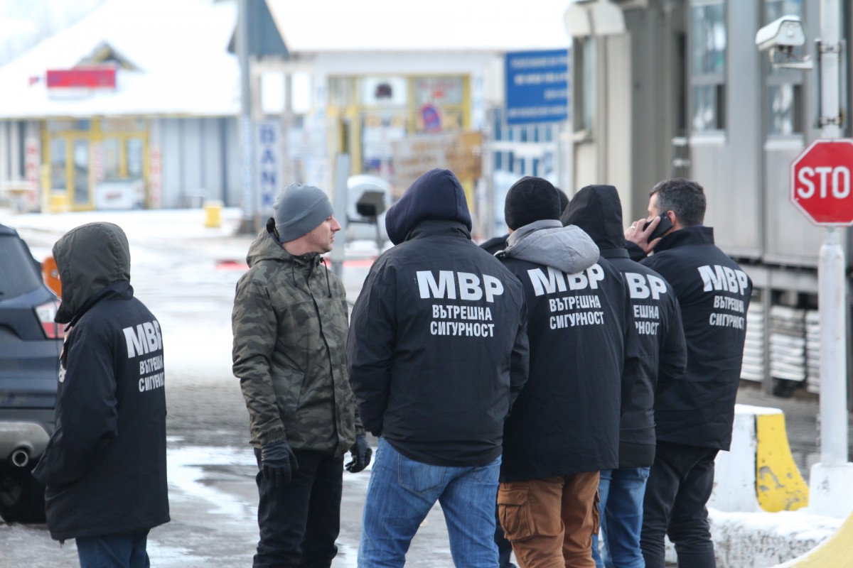 Митничарите от „Калотина” остават за постоянно в ареста